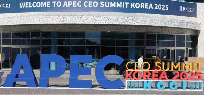 2025 APEC CEO 서밋을 하루 앞둔 27일 오후 경북 경주시 경주예술의전당 앞에 행사 로고가 보이고 있다. / 사진=뉴시스 추상철 기자