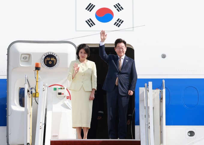 아세안 정상회의 일정을 마친 이재명 대통령과 김혜경 여사가 27일(현지시각) 말레이시아 쿠알라룸푸르 국제공항에서 공군1호기에 탑승해 인사하고 있다. /사진=뉴시스