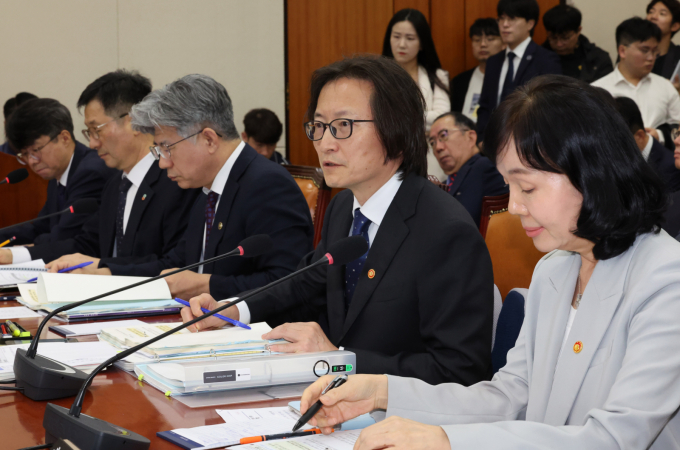 전문가들은 원재료 가격이 급등하는 상황에서 정부가 인위적으로 가격만 통제할 경우, 슈링크플레이션과 같은 부작용을 낳을 수 있다고 경고한다. 이로 인한 피해는 결국 소비자와 국가 경제가 보게 된다는 주장이다. 주병기 공정거래위원장이 14일 오후 서울 여의도 국회에서 열린 정무위원회 국정감사에서 의원 질의에 답하고 있다./사진=뉴시스 배훈식 기자