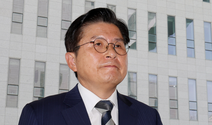 내란 특검팀(특별검사 조은석)이 27일 황교안 전 국무총리 자택 압수수색에 나섰으나 대치끝에 불발됐다. 사진은 지난달 15일 황교안 자유와혁신 대표가 서울 양천구 남부지법에서 열린 국회 패스트트랙(신속처리안건) 충돌 사건 1심 결심 공판에 출석하고 있는 모습. /사진=뉴스1