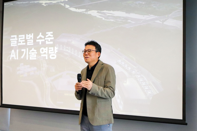 네이버클라우드는 국내 최초의 AI 데이터센터인 '각 세종'에서 열린 테크밋업에서 GPU 운영 효율을 극대화하고 AI 인프라를 스스로 설계·운영할 수 있는 차별화된 기술 역량을 공개했다. 사진은 27일 '각 세종 테크밋업'에서 이상준 네이버클라우드 CIO가 발언하는 모습. /사진제공=네이버클라우드