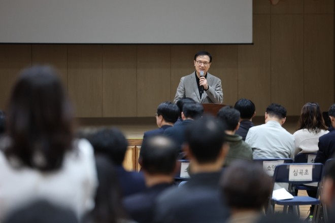 임태희 경기도교육감이 27일 부천신도초등학교 신마루 체육관에서 열린 ‘2025 학교 시설개방 활성화 학교장 연수’에서 간담회를 주재하고 있다. /사진제공=경기도교육청  
