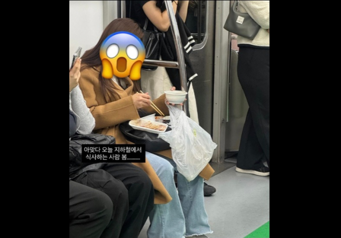 서울 지하철 2호선 객차 안에서 보쌈과 김치 등을 꺼내놓고 식사하는 여성의 모습이 퍼지며 논란이 일고 있다. /사진=온라인커뮤니티