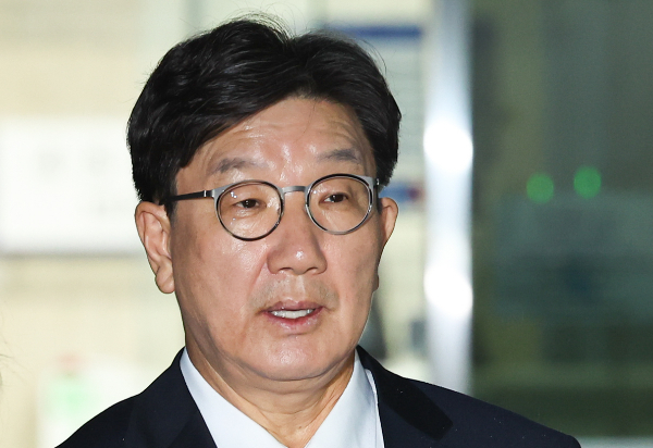 통일교 측으로부터 1억원 상당의 불법 정치자금을 수수한 혐의로 구속 기소된 권성동 국민의힘 의원의 첫 재판이 28일 열린다. 사진은 전직 통일교 간부에게 불법 정치자금을 수수한 혐의를 받는 권성동 국민의힘 의원이 지난달 16일 서울 서초구 서울중앙지법에서 구속 전 피의자 심문(영장실질심사)을 마친 뒤 대기 장소인 서울구치소로 향하는 모습. /사진=뉴시스
