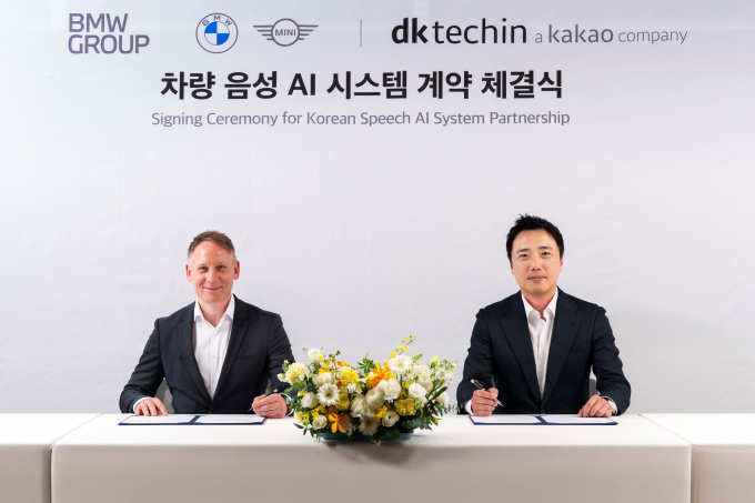 BMW 그룹이 카카오의 자회사인 디케이테크인과 차량 음성 AI 시스템 공급 계약을 맺었다. 사진은 (왼쪽부터) 안드레아스 스툼 BMW 그룹 R&D 센터 코리아 총괄과 이원주 디케이테크인 대표. /사진=BMW그룹