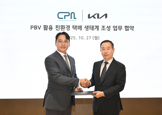 기아가 쿠팡파트너스연합회와 친환경 택배 생태계를 위한 업무협약(MOU)를 체결했다. 사진은 (왼쪽부터) 신호룡 쿠팡파트너스연합회 회장와 정원정 기아 국내사업본부장 부사장./사진=기아