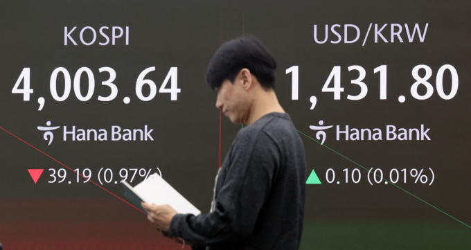 지난 27일 사상 첫 4000포인트를 넘었던 코스피가 28일 하락세다. 사진은 이날 오전 서울 중구 하나은행 딜링룸. /사진=뉴스1