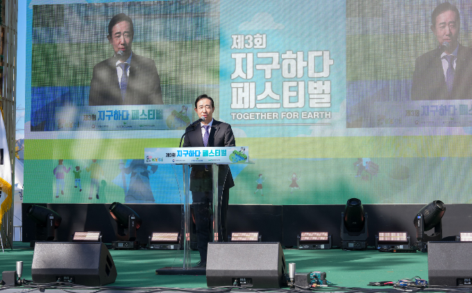 교보생명이 지난 27일 서울 광화문광장에서 개최한 '제3회 지구하다 페스티벌'을 성황리에 마무리지었다. 사진은 이날 행사 환영사를 맡은 조대규 교보생명 대표. /사진=교보생명