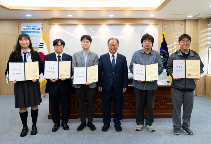 김석준 부산교육감(오른쪽 세 번째)이 수상자들과 기념촬영을 하고 있다.(왼쪽부터 박경령 인성체육급식과 주무관, 홍민기 총무과 주무관, 권보성 부산사대부고 교사, 김석준 교육감, 신욱재 동명초 주무관, 임병율 동래고 교사)/사진=부산교육청