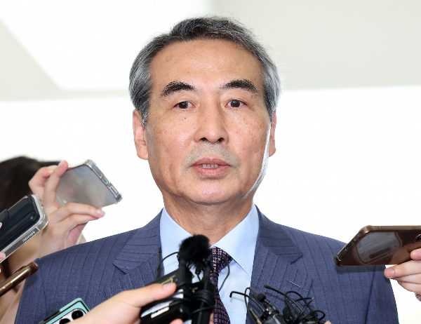  김건희 여사의 각종 의혹을 수사하는 민중기 특별검사가 이재명 대통령에게 사의를 표명했다는 의혹에 대해 전면 부인했다. 사진은 지난 7월 윤석열 전 대통령의 부인 김건희 여사 의혹을 수사하는 민중기 특별검사가 서울 서초구 사무실로 출근하며 취재진의 질문에 답하는 모습. /사진=뉴시스