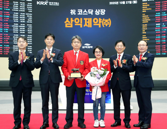 28일 삼익제약 주가가 고공행진 중이다. 사진은 전날 한국거래소 서울사옥 홍보관에서 고혈압 등 제네릭 의약품 제조 및 의약품 위탁생산 기업인 삼익제약(주)의 코스닥시장 상장기념식을 개최한 모습. 왼쪽부터 김대영 한국IR협의회 부회장, 민경욱 한국거래소 코스닥시장본부장, 이충환 삼익제약(주) 대표이사, 권영이 삼익제약(주) 대표이사, 강성묵 하나증권 대표이사, 강왕락 코스닥협회 부회장. /사진=한국거래소