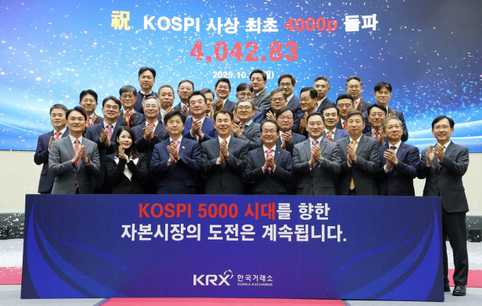 2025년 코스피 '불장' 속에서도 코스닥의 성장세는 그에 미치지 못했다. 코스피는 2025년 68.49% 상승하고 28일 사상 최고가인 4042.83을 기록했지만 코스닥의 2025년 상승률은 33.10%으로 코스피의 절반에도 못 미쳤다. 사진은 27일 오후 한국거래소에서 열린 코스피 4000 돌파 기념식. /사진=뉴시스