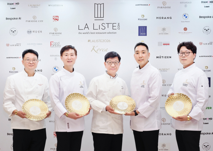 서울신라호텔은 관내 파인 다이닝 레스토랑 4곳이 4년 연속 '라 리스트 2026'(LA LISTE 2026)에 이름을 올렸다고 28일 밝혔다. 사진은 '라 리스트 2026 레스토랑 한국 시상식'에 참석한 서울신라호텔 셰프들. (왼쪽부터) 팔선 주홍삼 셰프, 아리아께 정종술 셰프, 라연 김성일 셰프, 라연 차도영 셰프, 콘티넨탈 김성현 셰프. /사진=호텔신라