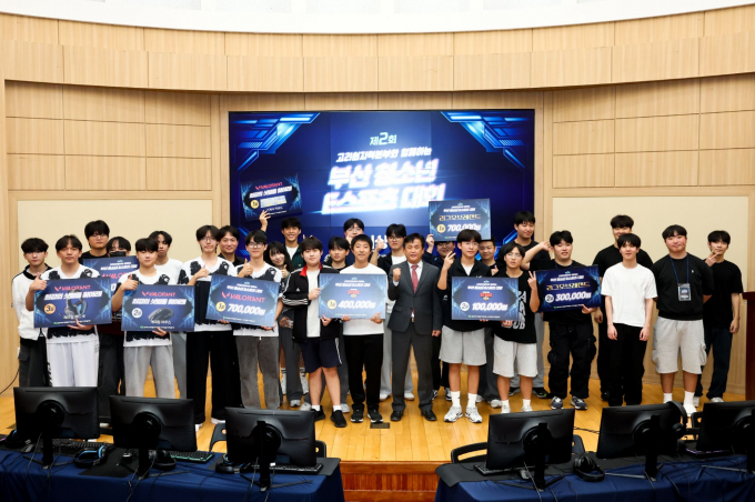 고리원자력본부와 함께하는 제2회 부산 청소년 e스포츠 대회에서 행사 참석자들이 함께 기념 촬영을 하고 있다./사진=고리본부