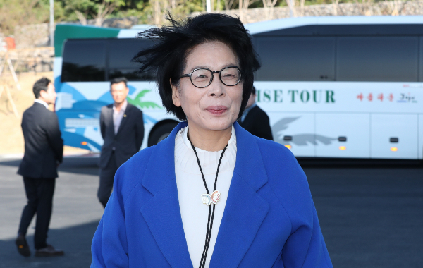 국민의힘이 딸 결혼식에서 피감기관 및 기업 등으로부터 축의금을 받아 논란에 휩싸인 최민희 국회 과학기술정보방송통신위원장을 뇌물죄로 고발하겠다고 밝혔다. 사진은 최민희 더불어민주당 소속 국회 과학기술정보방송통신위원장이 27일 오전 서귀포시 하원동 제주한화우주센터 국정감사 현장시찰을 위해 이동하는 모습. /사진=뉴시스