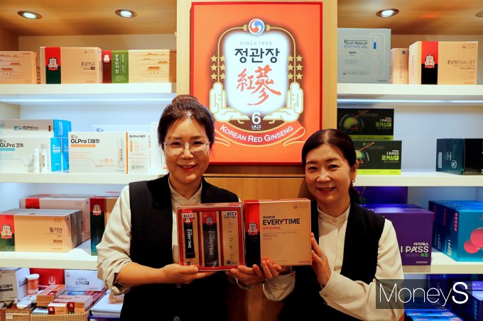 광주신세계 본관 지하 1층 정관장에서 직원들이 정관장 에브리타임 제품을 선보이고 있다/사진=광주신세계 제공.