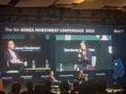 CFA한국협회가 28일 서울 여의도 페어몬트 앰배서더호텔에서 개최한 제9회 코리아 인베스트먼트 컨퍼런스(KIC 2025)에서 마가렛 프랭클린(Margaret Franklin) CFA Institute 회장(오른쪽) 겸 CEO와 허경욱 글로벌 CFA 거버너가 &#039;혼돈의 시대 글로벌 금융을 이끄는 리더십과 전략적 통찰&#039;을 주제로 좌담회를 가졌다./사진=김병탁 기자