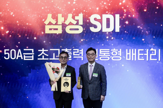 삼성SDI는 미국의 관세 정책 등 대외 불확실성이 여전히 상존하지만 유럽 전기차 시장과 미국 ESS 시장의 견조한 성장세가 4분 실적 회복을 이끌 것으로 기대하고 있다. 사진은 김기준 삼성SDI 상무가 지난 2월24일 서울 강남구 코엑스에서 열린 2025 인터배터리 어워즈 시상식에서 박태성 한국배터리산업협회 부회장으로 부터 배터리 부문 상을 받고 있는 모습. /사진=뉴시스