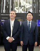 28일 경북 경주시 경주엑스포대공원 야외특별관에 마련된 &#039;K테크 쇼케이스&#039; 전시를 최태원 SK그룹 회장(왼쪽)과 매트 가먼 아마존웹서비스(AWS) 최고경영자(CEO)가 함께 관람하고 있다. /사진=SK그룹