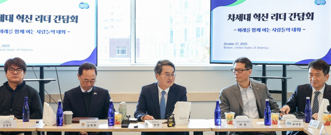 27일(현지시각) 미국 보스턴 CIC에서 열린 차세대 혁신 리더 간담회에서 김동연 경기도지사(가운데)가 의견 청취를 하고 있다. /사진제공=경기도 