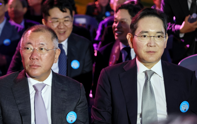 정의선 현대차그룹 회장(왼쪽)과 이재용 삼성전자 회장(오른쪽)이 지난 8월15일 서울 세종대로 광화문광장에서 열린 제21대 대통령 국민임명식 '광복 80년, 국민주권으로 미래를 세우다' 행사에 참석했다. /사진=뉴시스