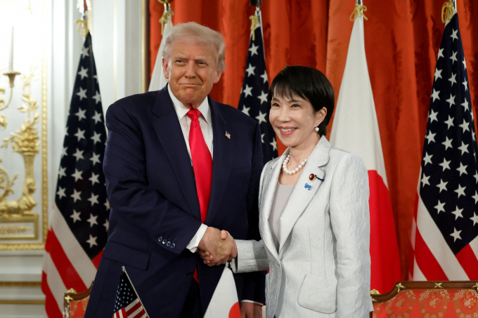 도널드 트럼프 미국 대통령이 일본 도쿄에서 북한 납치 피해자 가족을 만나 자신이 할 수 있는 일을 하겠다고 강조했다. 사진은 트럼프 대통령(왼쪽)과 다카이치 사나에 일본 총리가 28일 일본 도쿄 아카사카 궁 영빈관에서 미·일 무역 협정 이행 문서에 서명한 모습. /사진=로이터