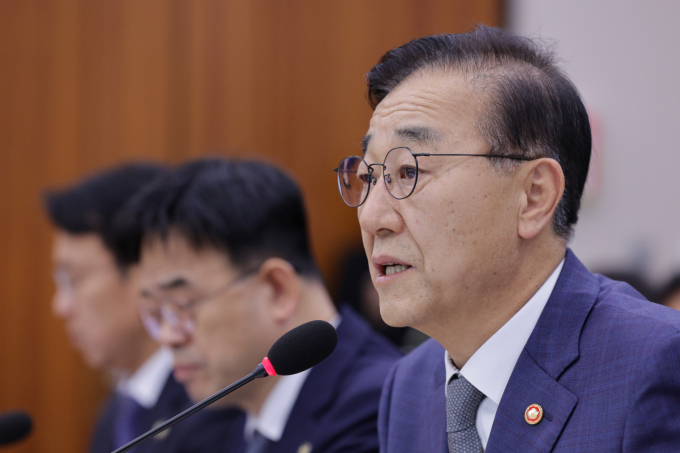 김윤덕 국토교통부 장관이 28일 이상경 전 차관의 사퇴와 관련해 국민들께 송구하다고 사과했다. 사진은 김윤덕 국토교통부 장관이 지난 13일 서울 여의도 국회 국토교통위원회에서 열린 국토교통부 등에 대한 국정감사에서 의원 질의에 답변하는 모습. /사진=뉴스1