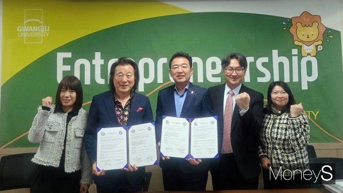 이기표 광주대학교 국제협력처장(오른쪽 세번째), 마옥춘 한국광주중국학교 이사장(왼쪽 두번째)과 양제위 교장 등이 업무협약을 체결하고 있다/사진=광주대학교 제공.