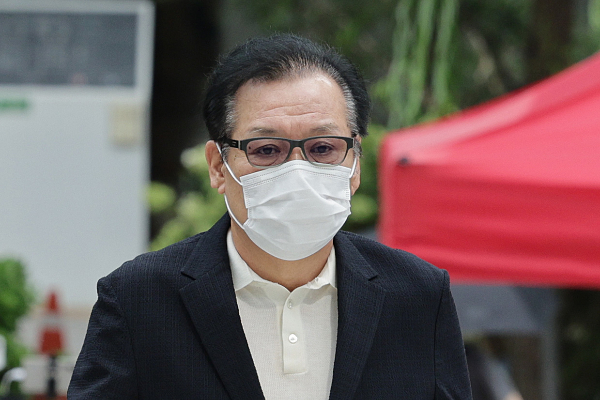 건진법사' 전성배씨가 통일교로부터 받은 금품을 김건희 여사 측에 전달할 때마다 김 여사와 통화했다고 증언했다. 사진은  '건진법사' 전성배씨가 지난 8월18일 오전 서울 종로구에 마련된 민중기 특별검사팀(김건희 특검팀) 사무실로 출석하는 모습. /사진=뉴스1
