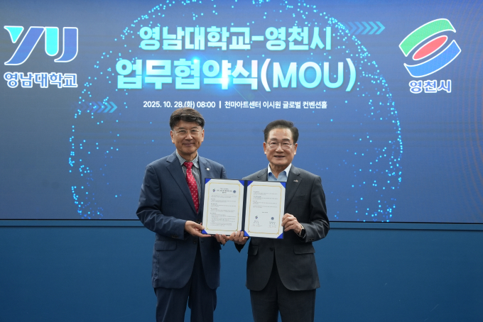 최기문 영천시장(오른쪽)과 최외출 영남대 총장(왼쪽)이 업무협약서를 들어보이고 있다./사진제공=경북 영천시