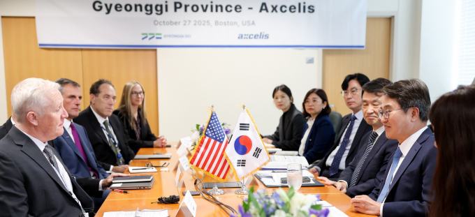 김동연 경기도지사(오른쪽에서 두 번째)가 27일(현지시각) 미국 보스턴에서 반도체기업 '엑셀리스' 러셀 로우 CEO 등과 회담하고 있다. /사진제공=경기도