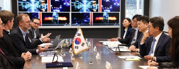  김동연 경기도지사 27일(현지시각) 보스턴에서 인테그리스 기업관계자들과 협력 방안을 논의하고 있다. /사진제공=경기도