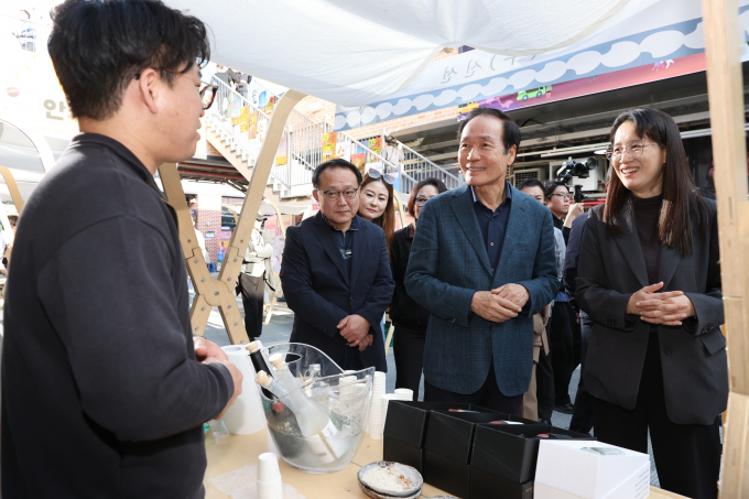 지난 25일 안계면 안계행복플랫폼과 전통주 양조장에서 열린 '술래길 작은 양조장 축제'이 진행되고 있는 모습./사진제공=경북 의성군