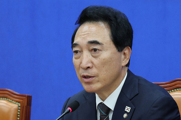 박수현 더불어민주당 수석대변인이 딸 축의금과 관련해 논란이 인 최민희 국회 과학기술정보방송통신위원장을 옹호했다. 사진은 박수현 더불어민주당 수석대변인이 지난 26일 서울 여의도 국회에서 현안 관련 기자간담회를 하는 모습. /사진=뉴스1