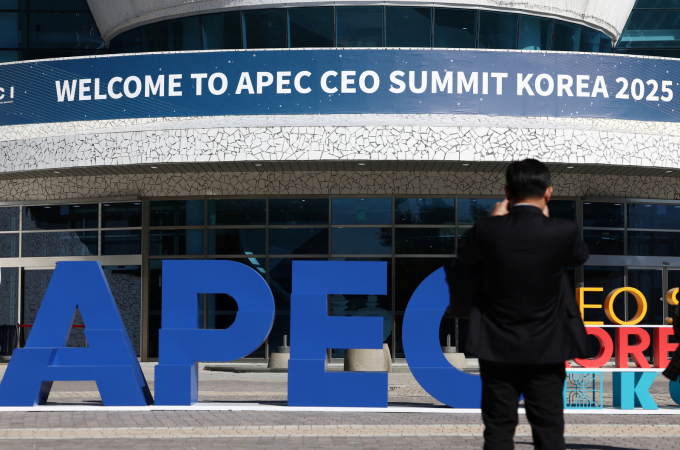 오는 30일, 경주에서 열리는 아시아태평양경제협력체(APEC) 정상회의를 계기로 주요국 정상회담이 잇따라 열릴 예정인 가운데 국내 산업계가 글로벌 통상 환경의 변화에 촉각을 곤두세우고 있다. 사진은 2025 경주 아시아태평양경제협력체(APEC) CEO 서밋 개막일인 28일 CEO 서밋이 열리는 경북 경주예술의전당 앞에서 참가 기업인들이 사진을 찍고 있는 모습. /사진=뉴스1