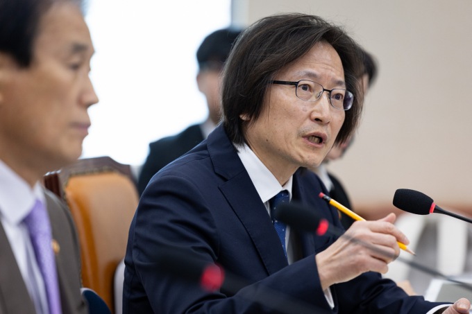  주병기 공정거래위원장이 28일 국회 정무위원회 국정감사에서 더불어민주당 김남근 의원이 "쿠팡의 검색순위 조작을 방지하는 입법이 필요하다"고 지적하자 "플랫폼법 입법에 반드시 중요하게 들어가야할 내용"이라고 강조했다. 주 위원장이 이날 서울 여의도 국회에서 열린 정무위원회의 국가보훈부 등에 대한 국정감사에서 의원 질의에 답하고 있다. /사진=뉴스1 유승관 기자