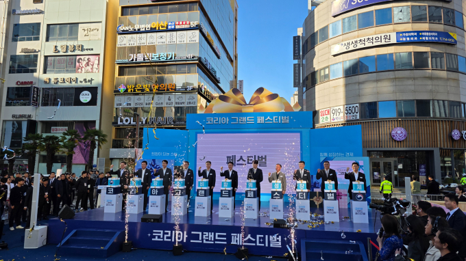 28일 오후 김민석 국무총리(사진 왼쪽에서 여섯번째), 홍보대사 박지성(오른쪽에서 다섯번째) 등이 참석한 가운데 부산 광복동에서 '코리아 그랜드 페스티벌' 개막식이 열렸다./사진=이채열 기자