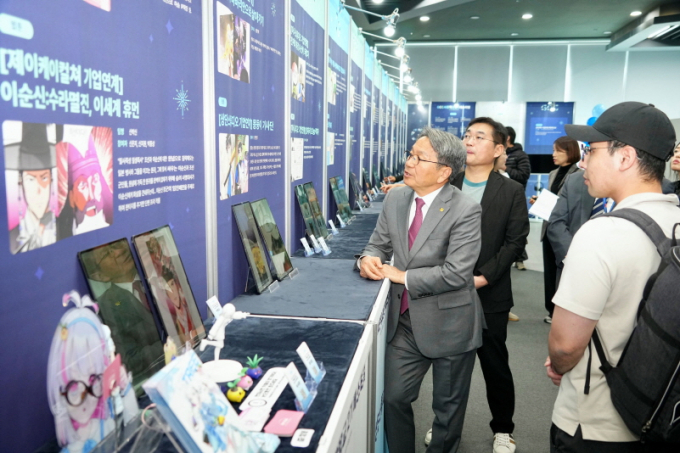 강기정 광주시장이 28일 오후 남구 광주실감콘텐츠큐브(GCC)에서 열린 'GCC사관학교 제2기 수료식'에 참석해 교육생 성과전시장을 둘러보고 있다./사진=광주시