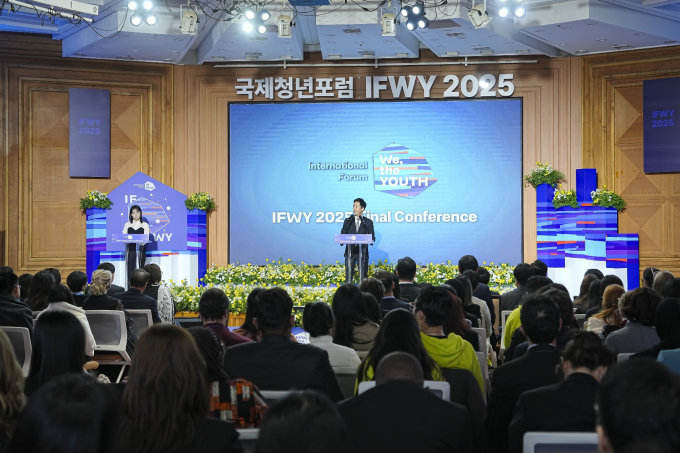 10월 27일 오후 서울 한양대 백남학술정보관에서 열린 ‘국제청년포럼(IFWY) 파이널 컨퍼런스’ 개막식에서 격려사를 하는 이재상 하이브 대표이사 /사진제공=하이브