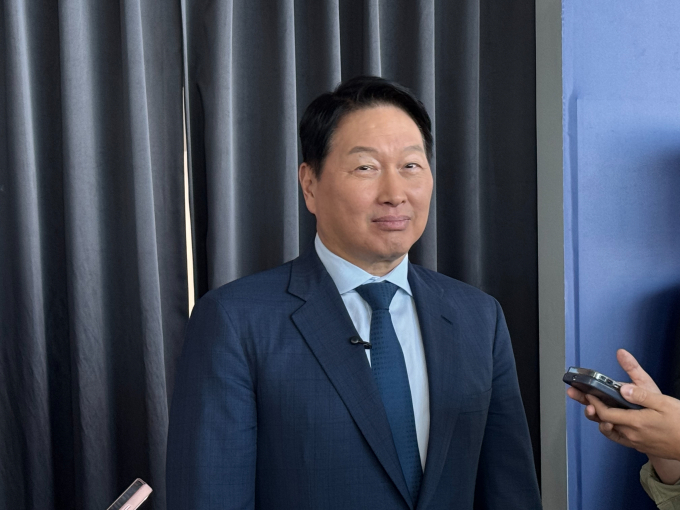 최태원 SK그룹 회장이 'APEC 2025' 최고경영자(CEO) 서밋 부대행사 '퓨처테크포럼 AI' 이후 기자들의 질문에 답하고 있다. /사진=공동 기자단
