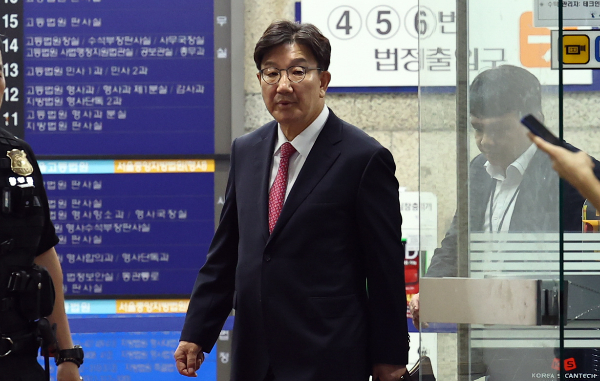 통일교 측으로부터 불법 정치자금 1억원을 수수한 혐의로 구속기소된 권성동 국민의힘 의원의 첫 재판이 다음 달 3일로 연기됐다. 사진은 전직 통일교 간부에게 불법 정치자금을 수수한 혐의를 받는 권성동 국민의힘 의원이 지난달 16일 서울 서초구 서울중앙지법에서 구속 전 피의자 심문(영장실질심사)을 마친 뒤 대기 장소인 서울구치소로 향하는 모습. /사진=뉴시스