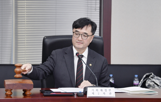 기재부가 삼성자산운용과 미래에셋자산운용을 다시 연기금투자풀 주간운용사로 선정했다. 사진은 28일 오후 열린 제91차 투자풀운영위원회에 참석한 임기근 기재부 2차관. /사진=기재부