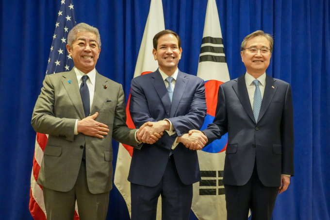 한국·미국·일본 외교장관회담이 오는 29일 오후 비공개로 개최된다. 사진은 조현 외교부 장관(오른쪽)이 지난달 22일(현지시각) 미국 뉴욕에서 열린 한·미·일 외교장관 회의에서 마르코 루비오 미국 국무장관(가운데), 이와야 다케시 일본 외무대신과 기념 촬영 한 모습. /사진=뉴스1(외교부 제공)