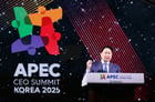 최태원 대한상공회의소 회장이 28일 저녁 경주 화랑마을 어울마당에서 열린 ‘2025 APEC CEO 서밋’ 환영만찬에서 환영사를 하고 있다. / 사진=대한상의
