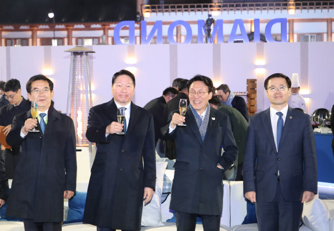 대한상공회의소가 28일 저녁 경주 화랑마을 어울마당에서 개최한 ‘2025 APEC CEO 서밋’의 첫 번째 공식 행사인 환영만찬에서 김민석 국무총리와 최태원 대한상의 회장이 참석자들과 건배를 하고 있다. / 사진=대한상의