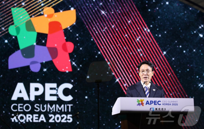 28일 저녁 경주 화랑마을 어울마당에서 열린 ‘2025 APEC CEO 서밋’의 첫 번째 공식 행사인 환영 만찬에서 축사를 하고 있는 김민석 국무총리. /사진=대한상의 제공