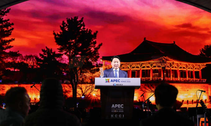 최태원 대한상공회의소 회장이 28일 경주 화랑마을 어울마당에서 열린 '2025 APEC CEO 서밋' 환영만찬에서 환영사를 하고 있다. / 사진=대한상의