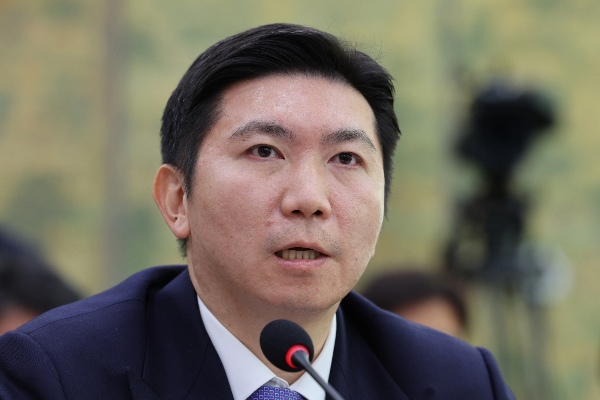 유승민 대한체육회장이 대한탁구협회장 시절 후원금 인센티브를 차명으로 챙겼단 혐의로 입건됐다. 사진은 유승민 대한체육회장이 지 27일 서울 여의도 국회 문화체육관광위원회에서 열린 대한체육회 등에 대한 국정감사에서 의원 질의에 답변하는 모습. /사진=뉴스1
