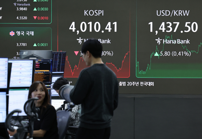 이형일 기재부 차간이 배당소득 분리과세 개정안을 증시에 좋은 방향으로 설정하겠다는 의지를 보였다. 사진은 지난 28일 오후 서울 중구 하나은행 본점 딜링룸 전광판에 안내된 코스피와 코스닥 종가. /사진=뉴스1