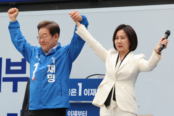 대통령실 국민통합비서관에 허은아 전 개혁신당 대표가 임명됐다. 사진은 이재명 더불어민주당 대선 후보가 지난 5월19일 서울 영등포구 타임스퀘어 광장에서 열린 유세에서 지지선언을 한 허은아 전 개혁신당 대표 손을 잡은 모습. /사진=뉴시스